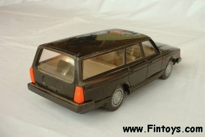 Volvo_240_Wagon_Black_bN.jpg (22148 bytes)
