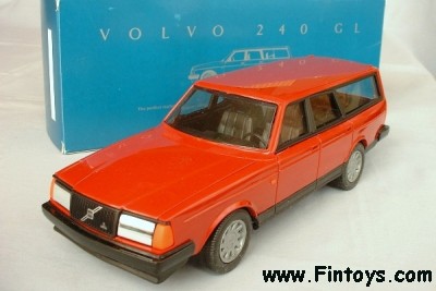 Volvo_240_Wagon_Red_Emek_aN.jpg (26935 bytes)