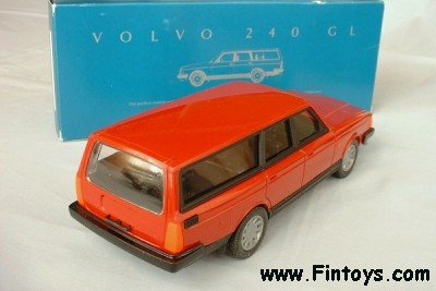 Volvo_240_Wagon_Red_Emek_bN.jpg (25747 bytes)