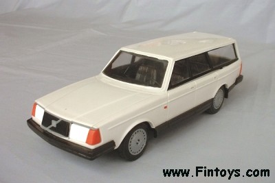 Volvo_240_Wagon_White_aN.jpg (21547 bytes)