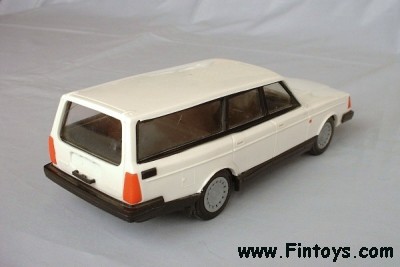 Volvo_240_Wagon_White_bN.jpg (21415 bytes)